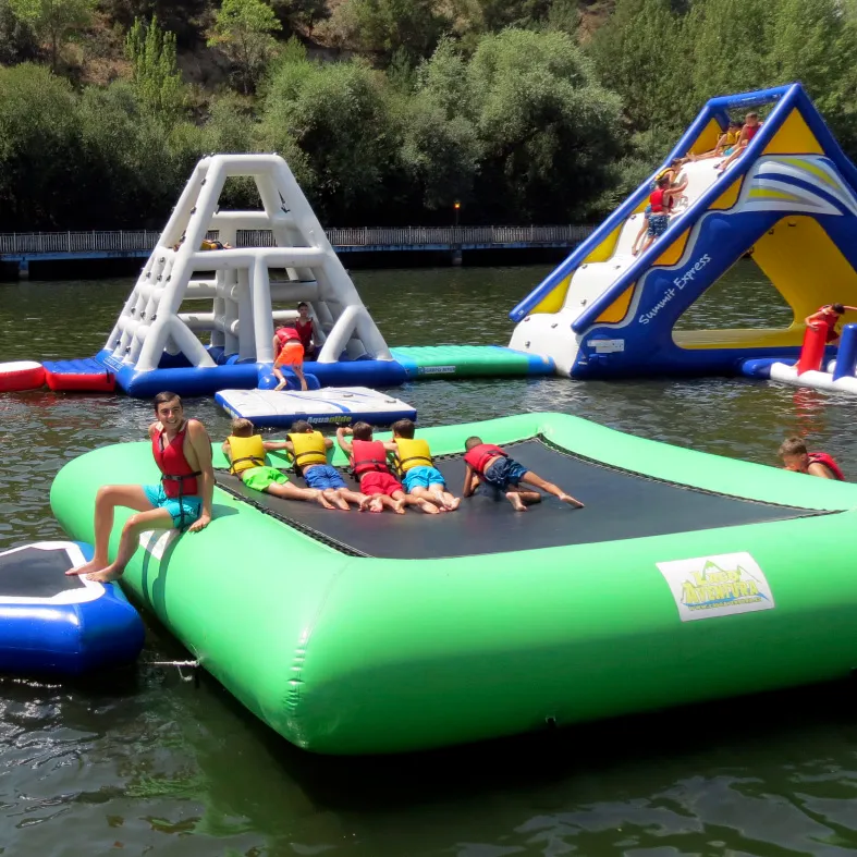 Hinchables acuáticos del campus