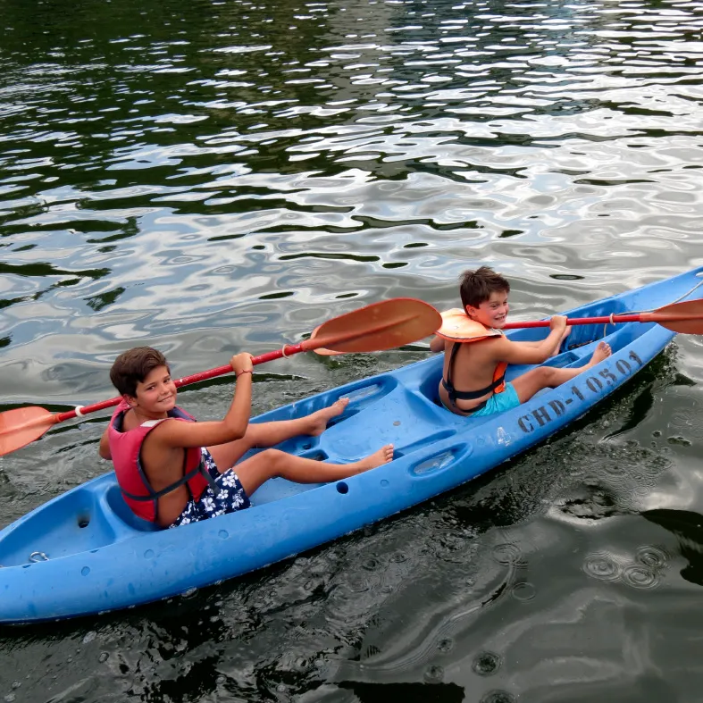 Niños en kayak durante una actividad del campus