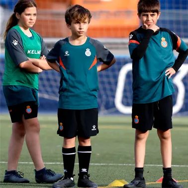 Entrenamiento de fútbol técnico en el campus del RCD Espanyol
